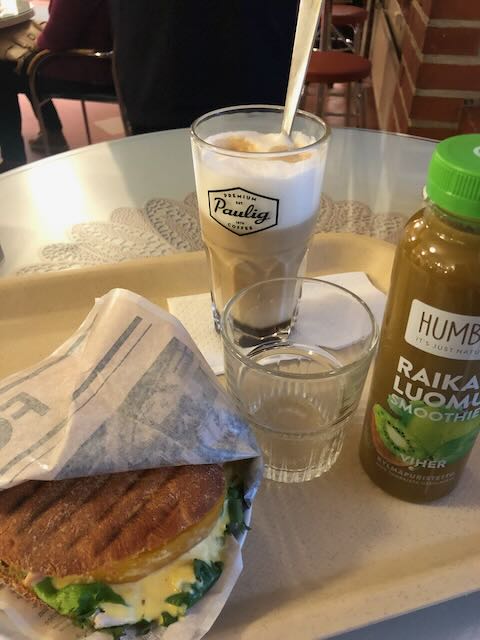 Café de Maaren kahvipöytä – latte ja täytetty croissant